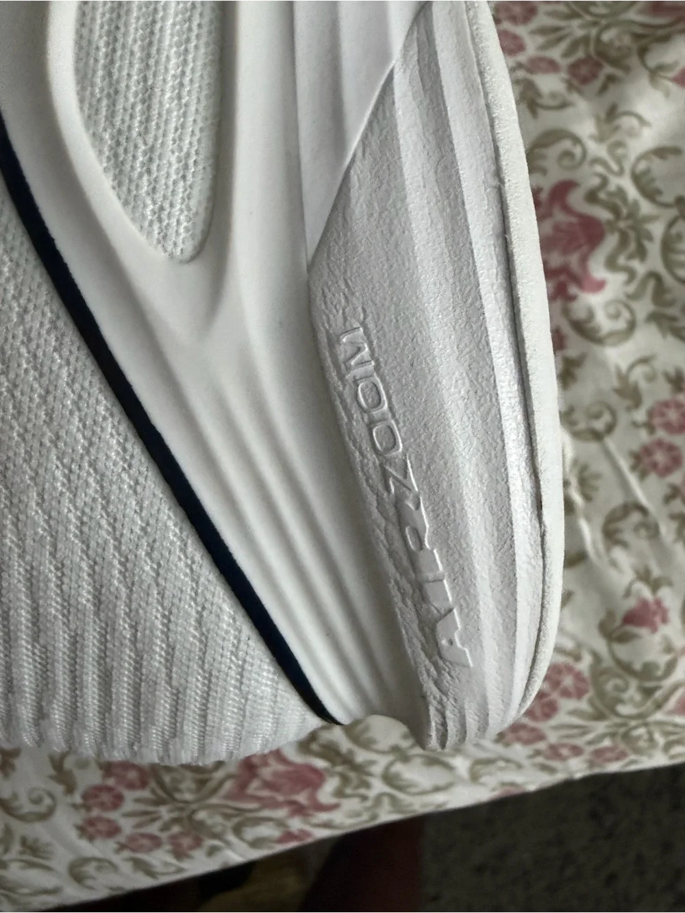 Nike White and Navy Men's Vapor Athletic Tennis Shoes